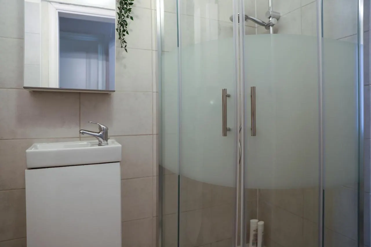 Spacious Apartment, 3 Min To U6 Metro Viena 0*,  Austria