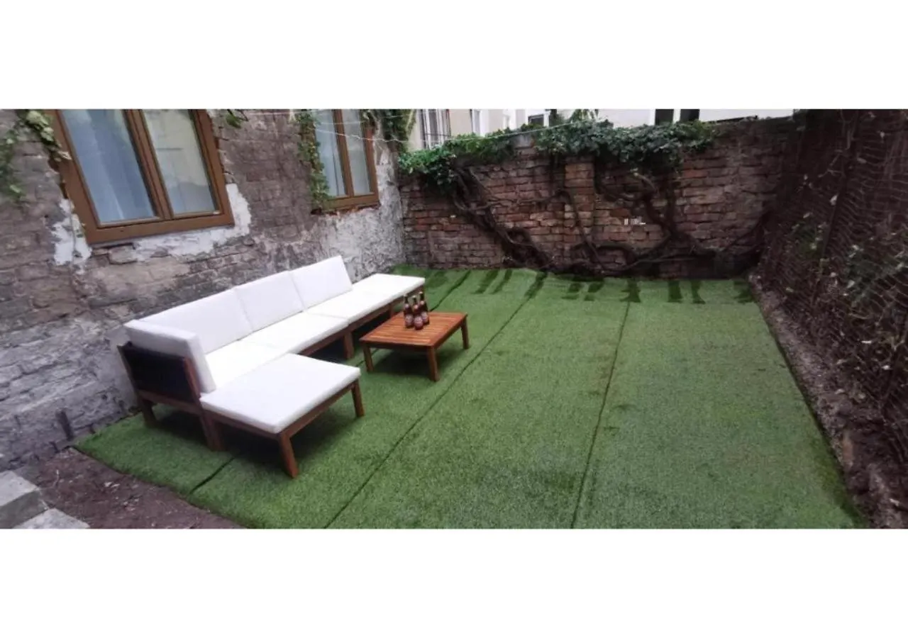 Spacious Apartment, 3 Min To U6 Metro Viena 0*,  Austria
