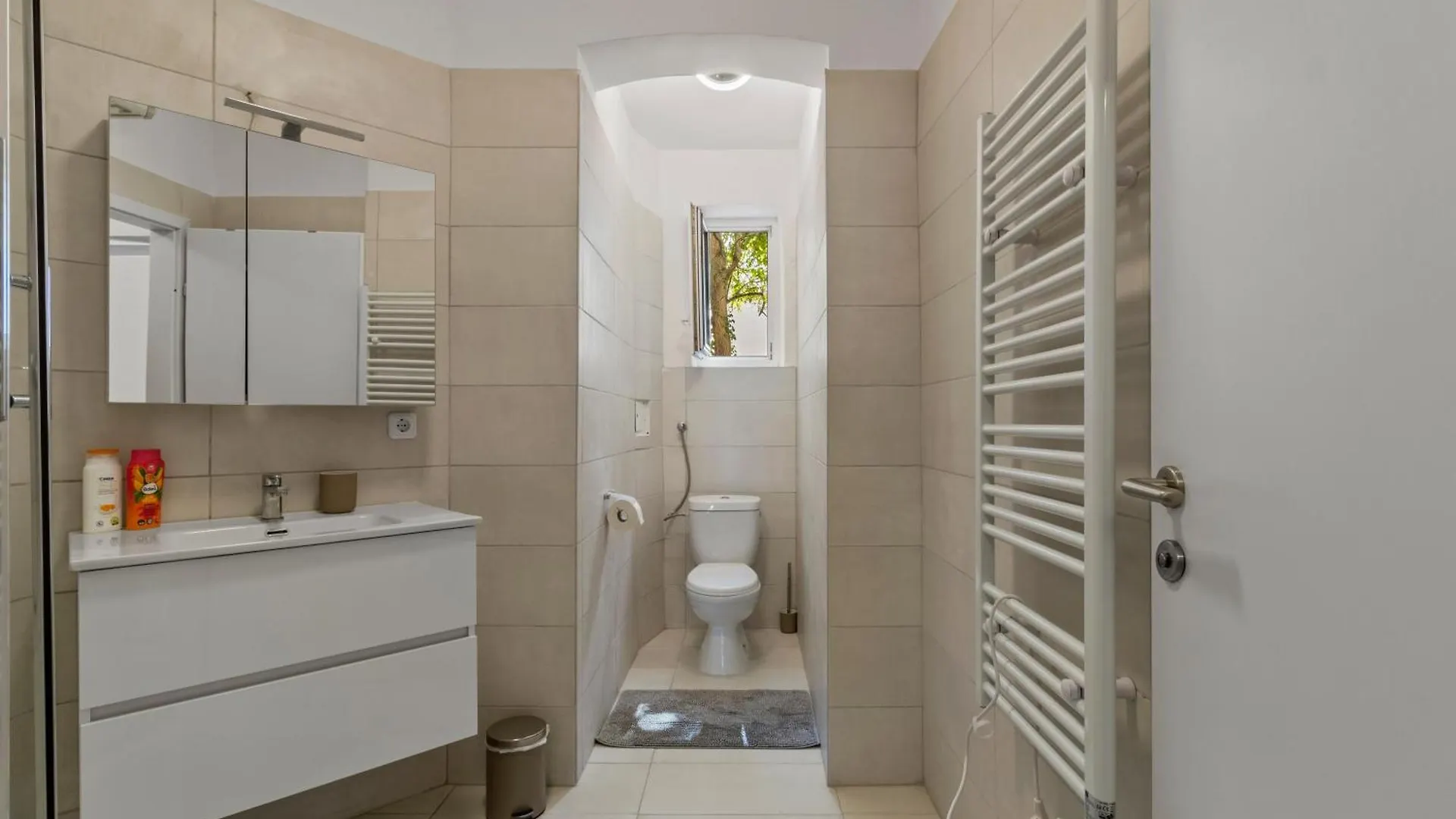 Spacious Apartment, 3 Min To U6 Metro Viena 0*,