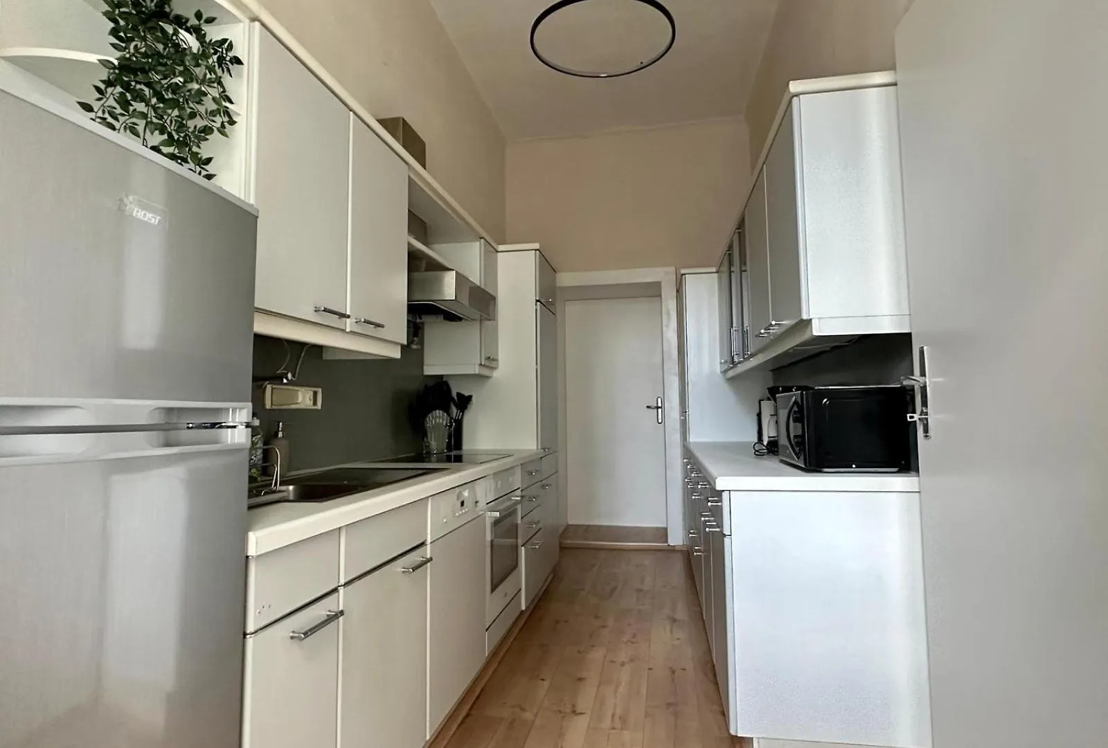 Spacious Apartment, 3 Min To U6 Metro Viena Apartament