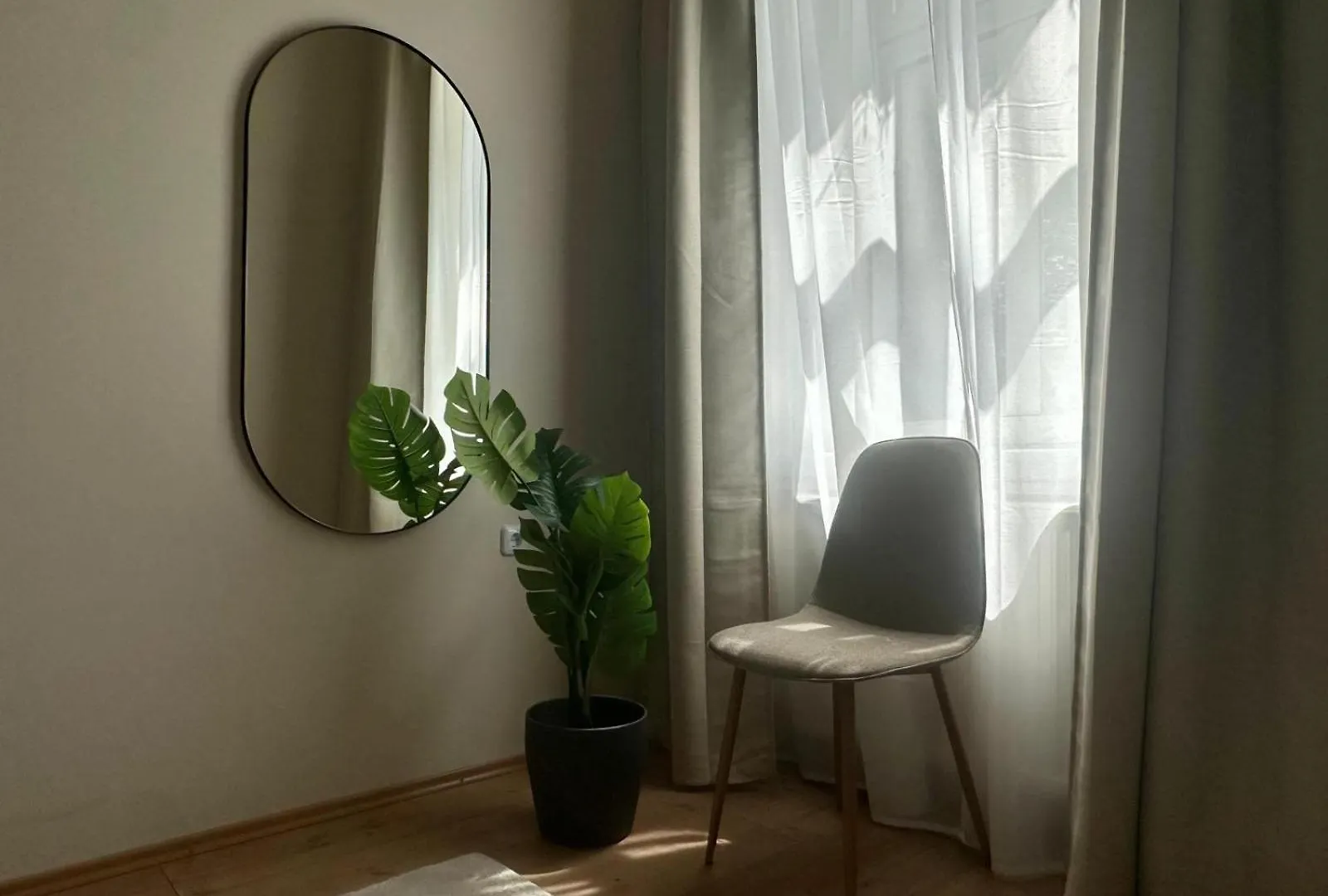 Spacious Apartment, 3 Min To U6 Metro Viena 0*,  Austria