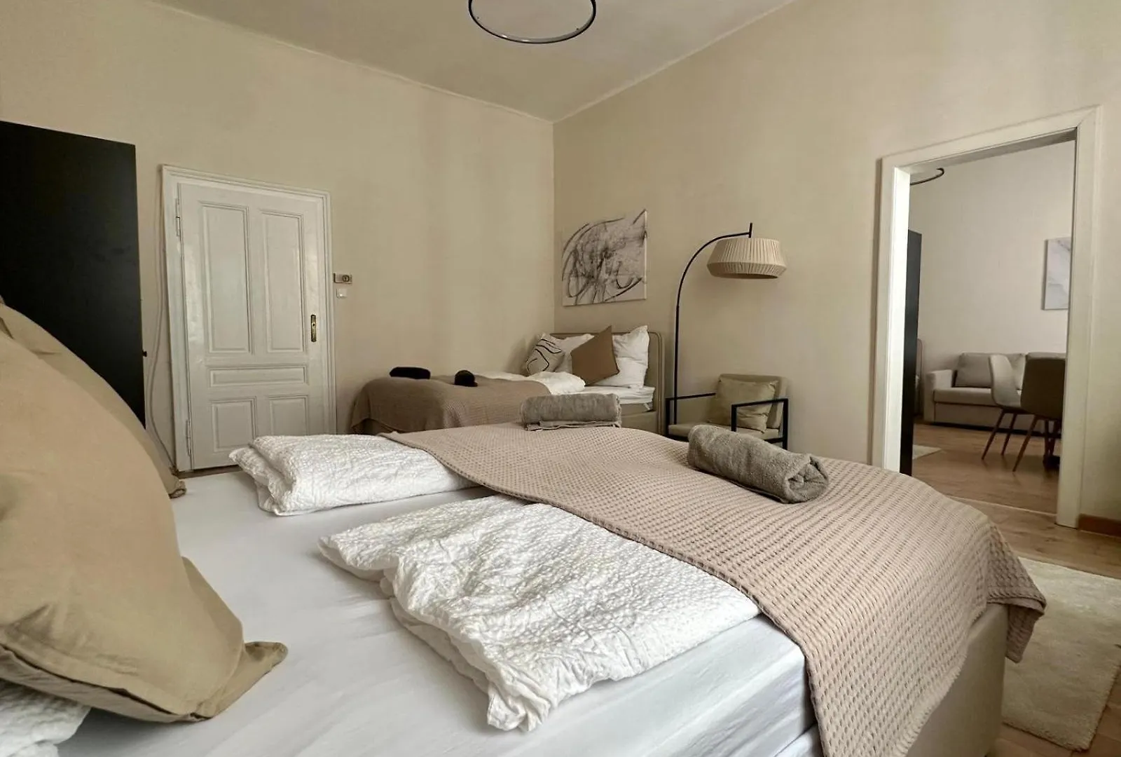 Spacious Apartment, 3 Min To U6 Metro Viena 0*,