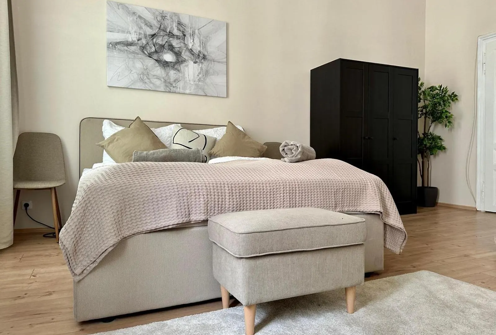 Spacious Apartment, 3 Min To U6 Metro Viena 0*,