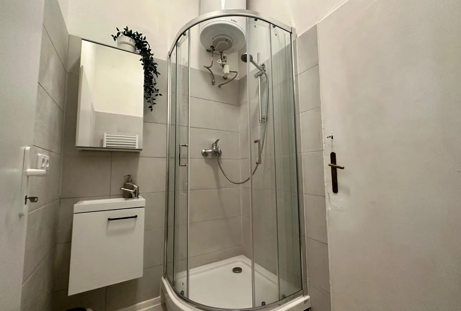 Spacious Apartment, 3 Min To U6 Metro Vienna Apartment