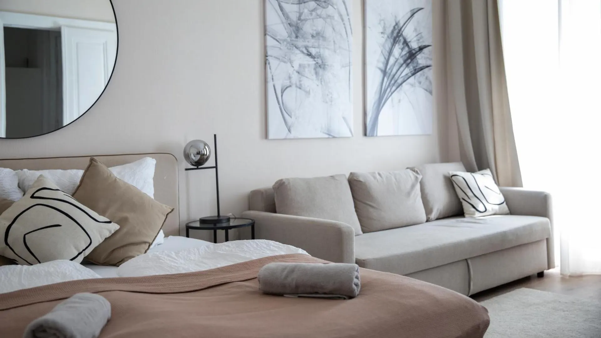 Spacious Apartment, 3 Min To U6 Metro Viena 0*,  Austria