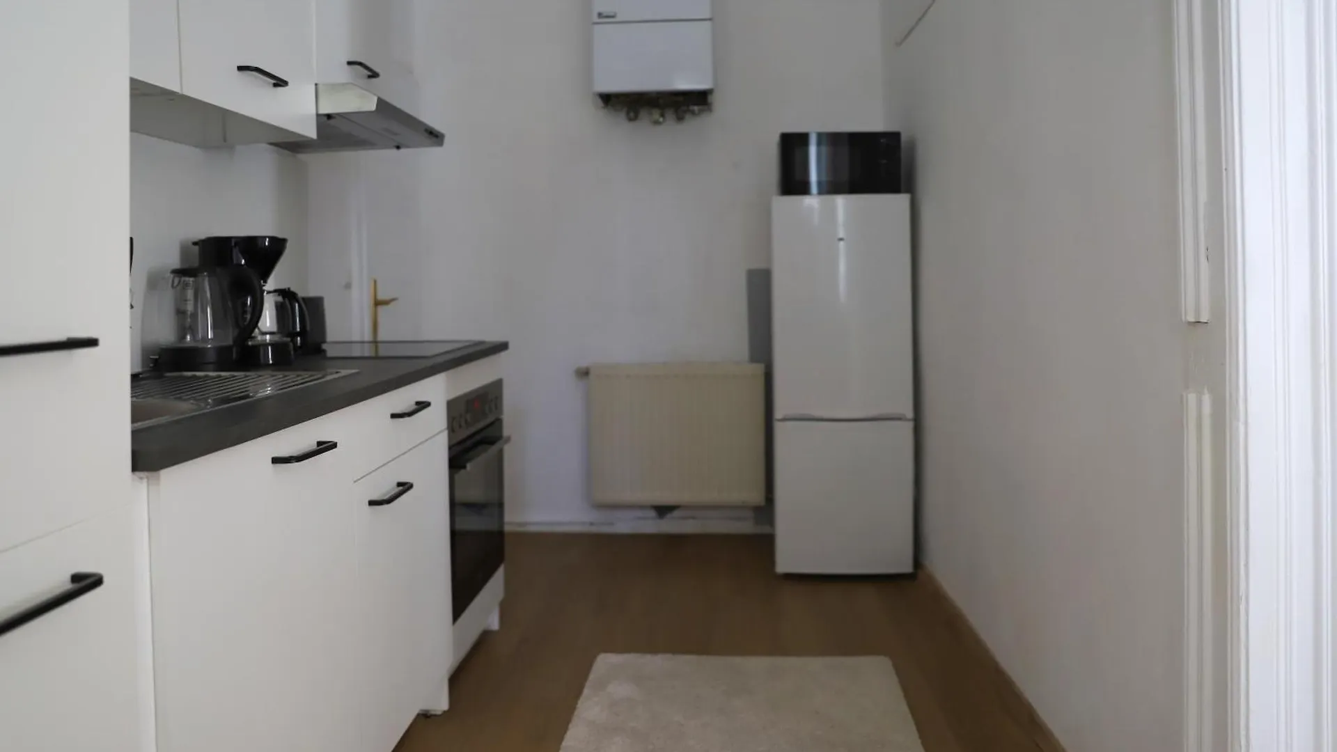 Spacious Apartment, 3 Min To U6 Metro Viena 0*,  Austria