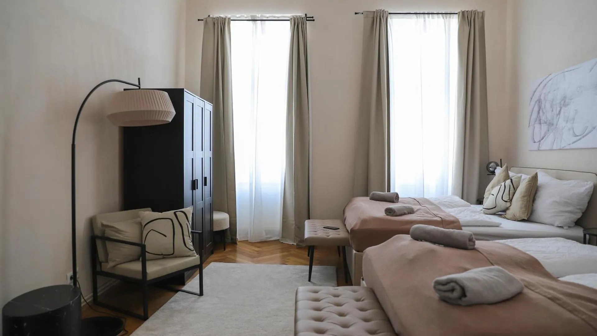 Spacious Apartment, 3 Min To U6 Metro Viena Apartament