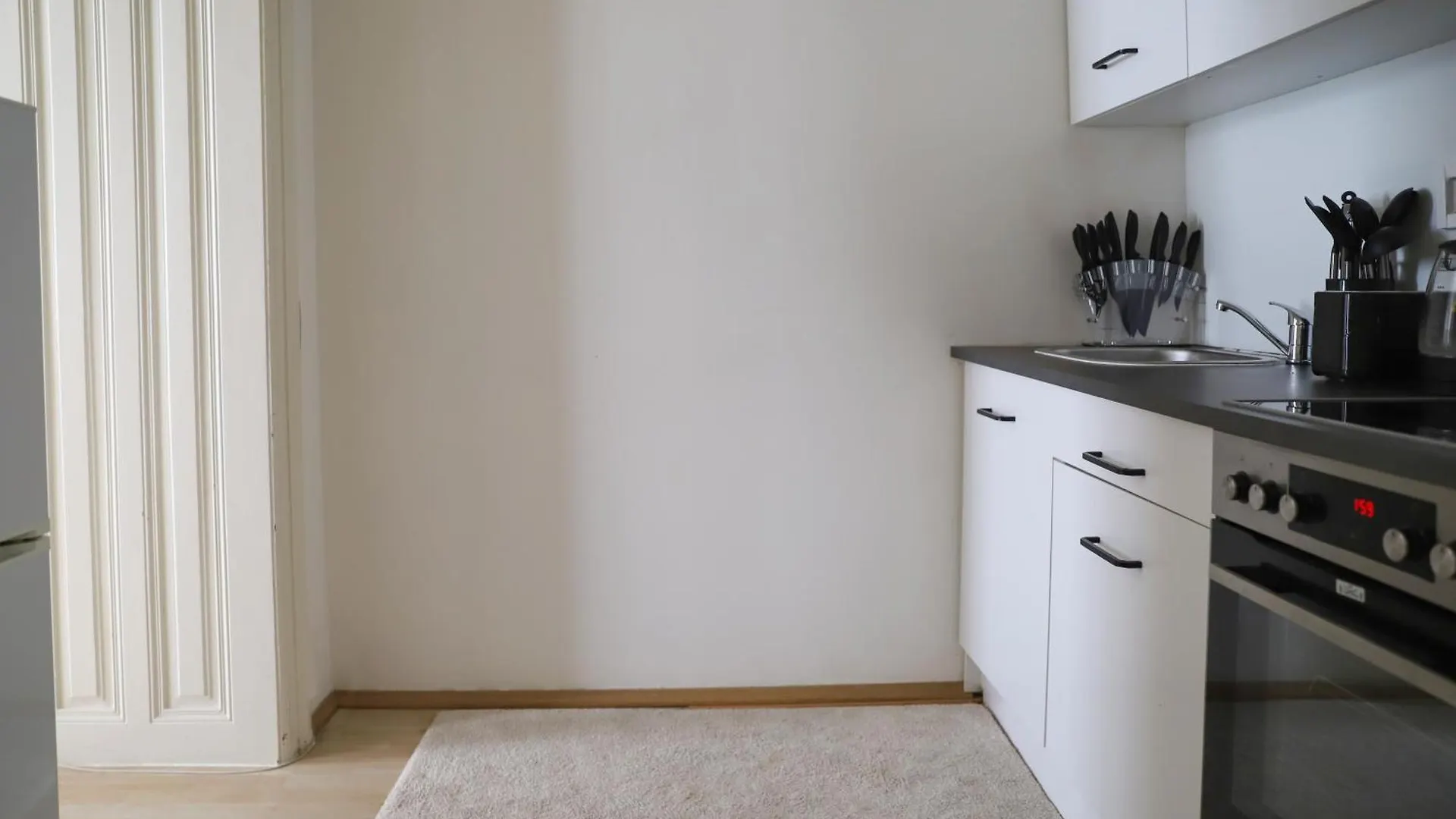Spacious Apartment, 3 Min To U6 Metro Viena 0*,  Austria