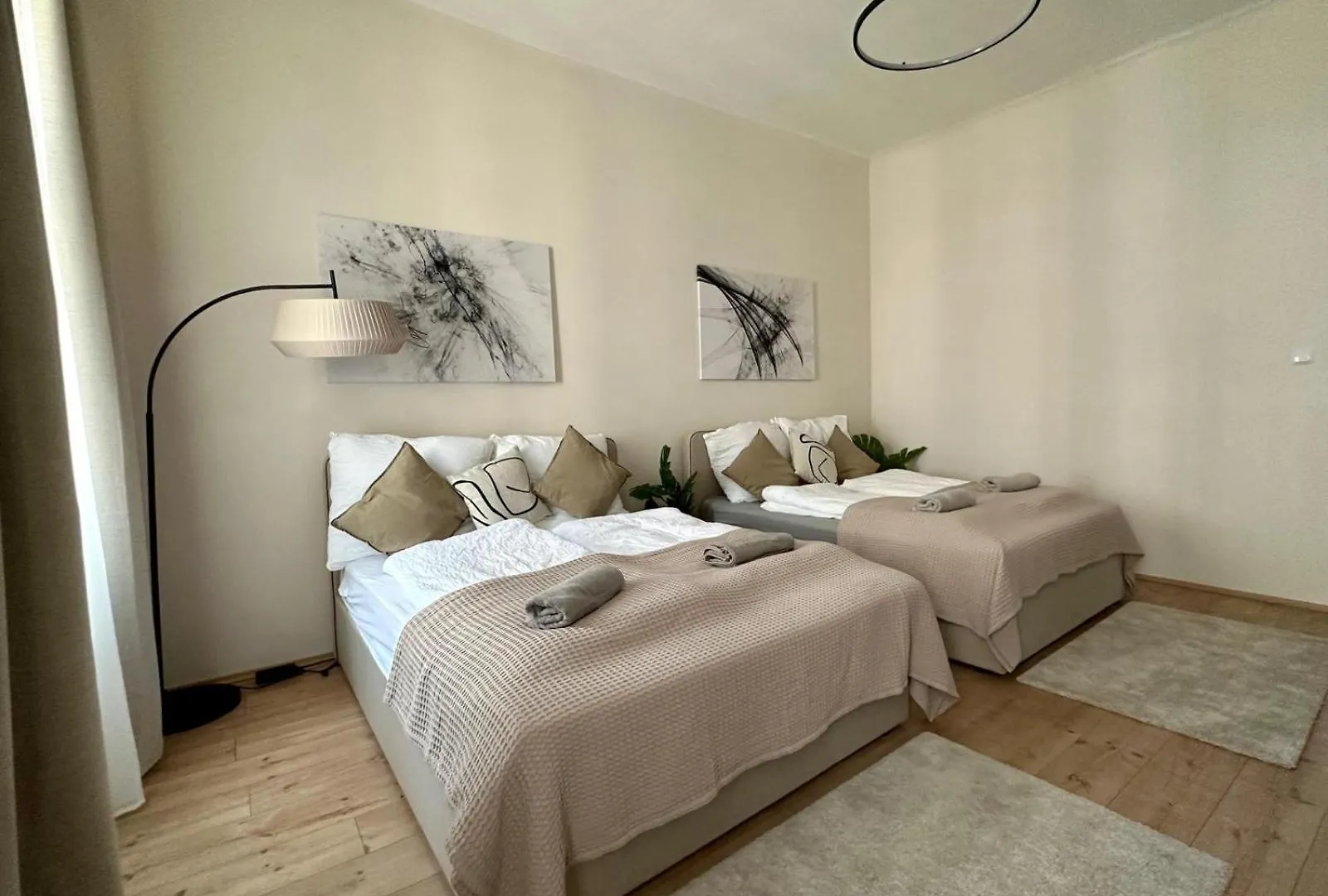 Spacious Apartment, 3 Min To U6 Metro Vienna Apartment